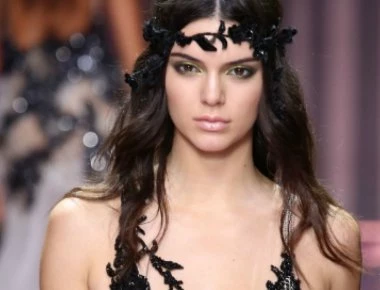 Kendall Jenner: Ποζάρει και λιώνει τα χιόνια με το καυτό της μπικίνι (φωτο)